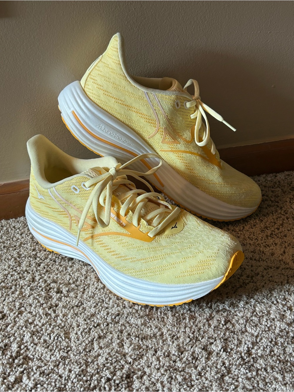 Mizuno Wave Rider 29 Women's Pale Yellow Running Sneakers size 12